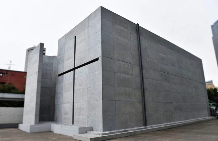 Στο έργο του Tadao Ando, το κενό και το φως λειτουργούν ως πρωταγωνιστές, μετατρέποντας τον χώρο σε εμπειρία σιωπής, περισυλλογής και πνευματικής έντασης.