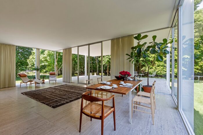Εσωτερικός χώρος του Farnsworth House με γυάλινους τοίχους, φως και πλήρη απουσία διακόσμησης