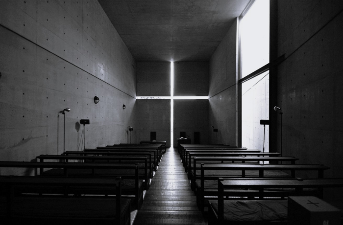 Εσωτερικός χώρος του Church of Light στην Οσάκα με φυσικό φωτισμό και λιτή αρχιτεκτονική σύνθεση