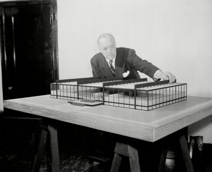 Ο αρχιτέκτονας Ludwig Mies van der Rohe με μακέτα μοντέρνου κτιρίου, εκφραστής της φιλοσοφίας less is more