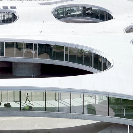 Rolex Learning Center στο EPFL της Λωζάνης, έργο των SANAA, με ρευστή μινιμαλιστική γεωμετρία και συνεχείς καμπύλες».