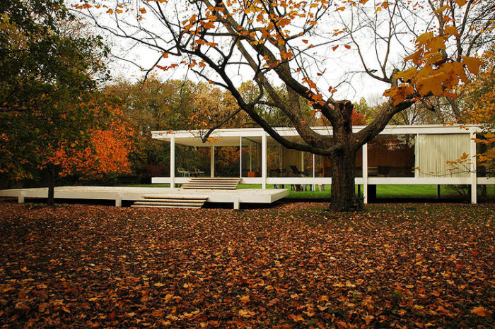 Εξωτερική όψη του Farnsworth House, έργο του Ludwig Mies van der Rohe, εμβληματικό παράδειγμα μινιμαλιστικής αρχιτεκτονικής