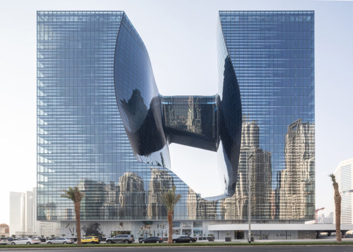 The Opus Dubai της Zaha Hadid με εντυπωσιακή γυάλινη πρόσοψη και μεγάλα ανοίγματα, παράδειγμα σύγχρονης αρχιτεκτονικής και διαφάνειας