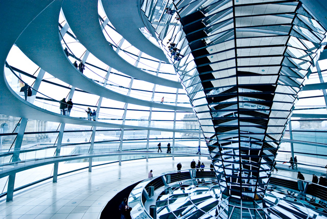 Εσωτερικό του Reichstag Dome στο Βερολίνο με σπειροειδή γεωμετρία και φυσικό φωτισμό