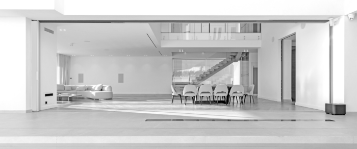 Μεγάλο συρόμενο σύστημα AVATON Elite Series σε Infinity View Residence με πλήρες άνοιγμα και ενοποίηση εσωτερικού και εξωτερικού χώρου