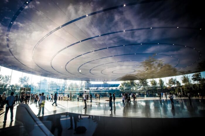 Steve Jobs Theater στο Apple Park, παράδειγμα σύγχρονης αρχιτεκτονικής με καμπύλη γεωμετρία και προηγμένο σχεδιασμό