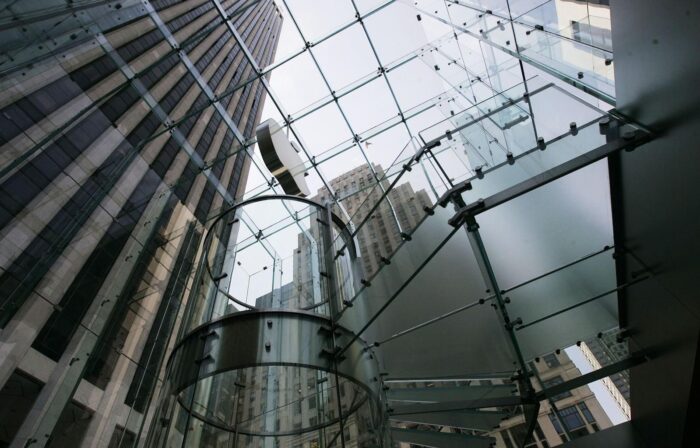 Γυάλινη facade Apple Store με σύγχρονη αρχιτεκτονική και μεταλλική δομή