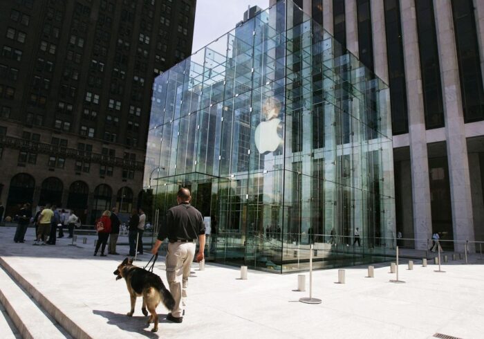 Γυάλινο Apple Store cube με minimal αρχιτεκτονική και πλήρη διαφάνεια facade