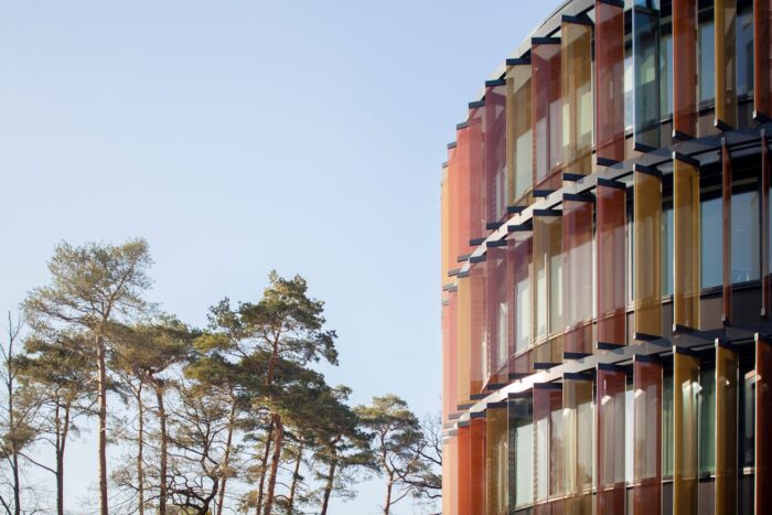 Dynamic facade με κινητά panels σκίασης που προσαρμόζονται στις περιβαλλοντικές συνθήκες και ρυθμίζουν τον φυσικό φωτισμό