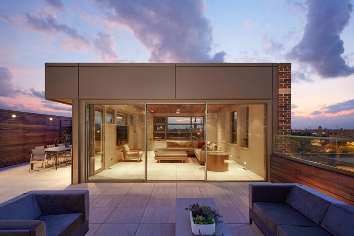 Frameless façade σύγχρονης κατοικίας με γυάλινες επιφάνειες και πανοραμική θέα