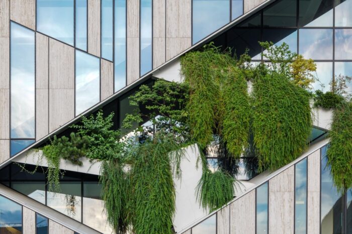 Green facade με κάθετη φύτευση σε σύγχρονο κτίριο – βιώσιμη αρχιτεκτονική και βιοκλιματικός σχεδιασμός