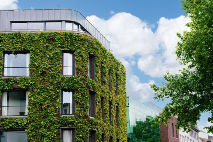 Green facade κτιρίου με κάθετους κήπους και σύγχρονη αρχιτεκτονική – βιώσιμος σχεδιασμός