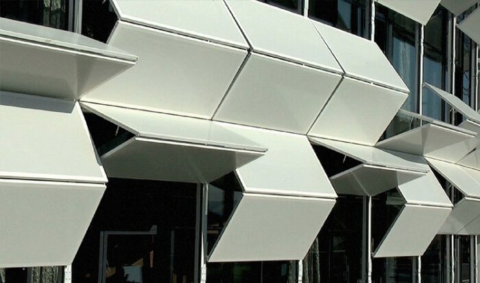 Kinetic facade με αρθρωτά κινητά panels που προσαρμόζουν τη σκίαση και τον φυσικό φωτισμό της όψης κτιρίου