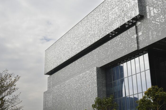 Parametric facade με προσαρμοσμένα ανοίγματα σκίασης που ρυθμίζουν το φυσικό φως στη σύγχρονη αρχιτεκτονική όψη
