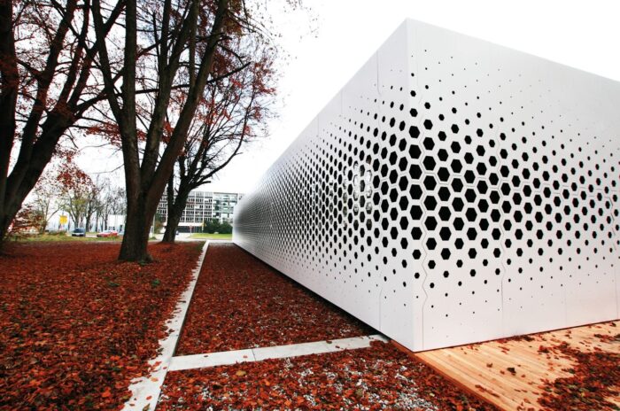 Parametric perforated facade με διάτρητη μεταλλική επιφάνεια που φιλτράρει το φυσικό φως στην όψη κτιρίου