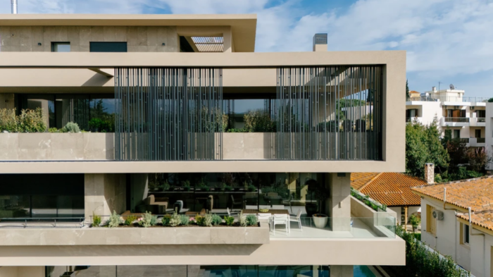Modern residential facade με frameless balcony glazing και μεγάλα υαλοστάσια σε σύγχρονη κατοικία