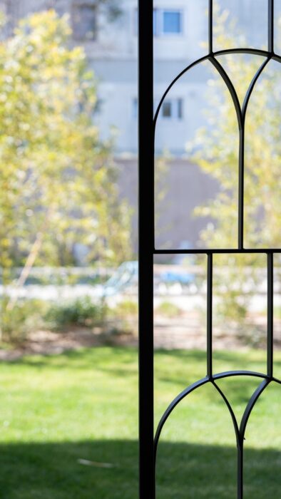 Μεταλλικά sliding shutters Avaton με γεωμετρικό σχεδιασμό σε κατοικία με θέα σε κήπο