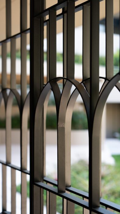 Λεπτομέρεια μεταλλικών sliding shutters Avaton με γεωμετρικό σχεδιασμό σε σύγχρονη κατοικία