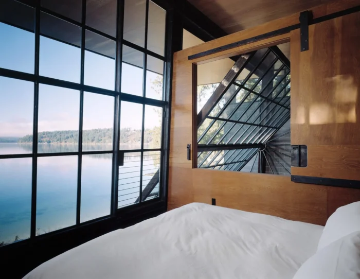 Chicken Point Cabin της Olson Kundig με μεγάλο κινητό γυάλινο τοίχο που ανοίγει προς το τοπίο και μετασχηματίζει τον εσωτερικό χώρο