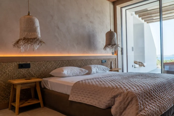 Εσωτερικό υπόσκαφου υπνοδωματίου στο Saint John House με frameless άνοιγμα Avaton και φυσικό φωτισμό