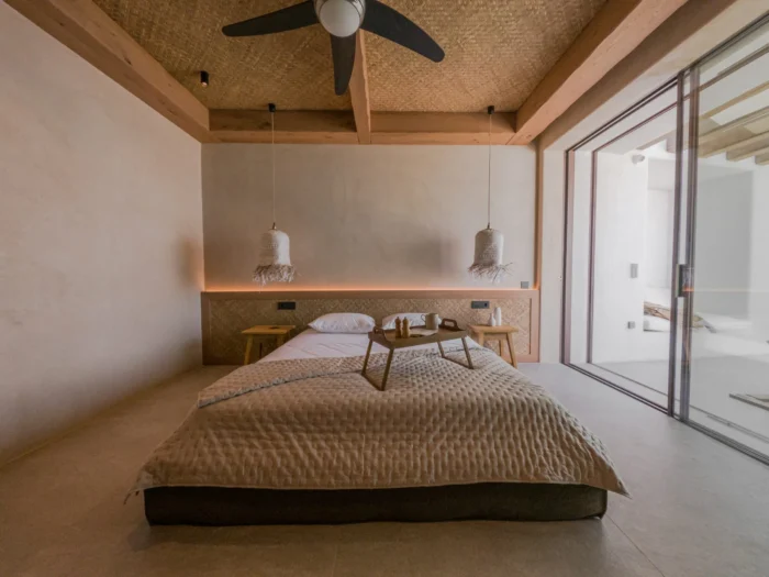 Υπόσκαφο υπνοδωμάτιο στο Saint John House με frameless άνοιγμα Avaton και θέα προς το τοπίο