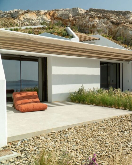 Εξωτερική όψη του Saint John House με υπόσκαφη αρχιτεκτονική και frameless ανοίγματα Avaton ενταγμένα στο τοπίο