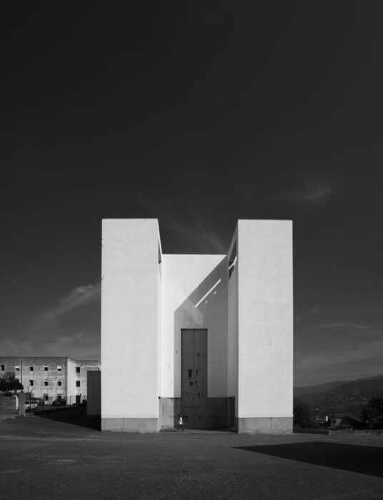 Η Church of Santa Maria του Álvaro Siza Vieira αποτελεί παράδειγμα αρχιτεκτονικής που μετατρέπει την απλότητα, το φως και τη γεωμετρία σε μια βαθιά πνευματική εμπειρία χώρου.