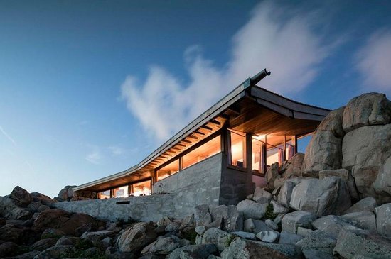 Το Boa Nova Tea House του Álvaro Siza Vieira ενσωματωμένο στο βραχώδες τοπίο, με θέα τον Ατλαντικό και αρχιτεκτονική που ισορροπεί ανάμεσα στη γεωμετρία και τη φύση
