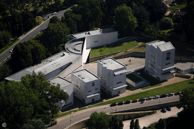 Η Faculty of Architecture of the University of Porto (FAUP), σχεδιασμένη από τον Álvaro Siza Vieira, αποτελεί χαρακτηριστικό παράδειγμα μοντερνιστικής αρχιτεκτονικής με έμφαση στη γεωμετρική καθαρότητα και την ανθρώπινη κλίμακα.