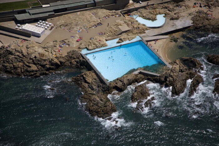 Οι Piscinas de Marés του Álvaro Siza Vieira αποτελούν χαρακτηριστικό παράδειγμα αρχιτεκτονικής που ενσωματώνεται στο φυσικό τοπίο, μετατρέποντας τη θάλασσα και τους βράχους σε μέρος της εμπειρίας του χώρου.