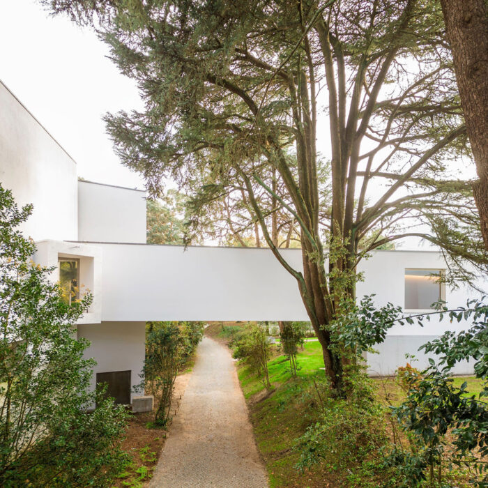 Serralves Museum του Álvaro Siza Vieira στο Πόρτο, μοντερνιστική αρχιτεκτονική με φυσικό φωτισμό και λευκές καθαρές γραμμές