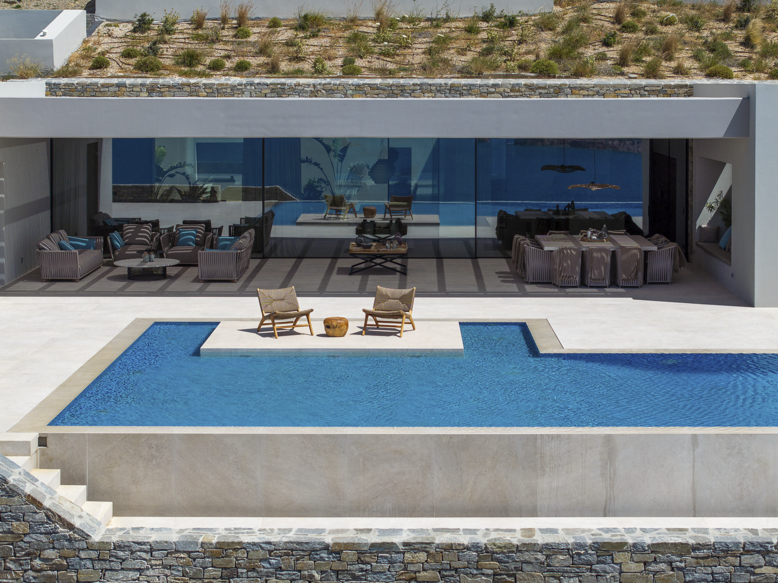 Luxury villa with sliding frameless systems by AVATON.
